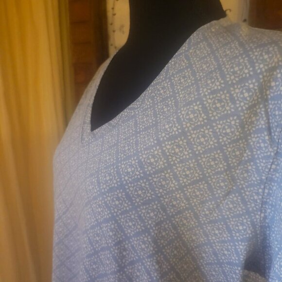 Blue Mountain Short Sleeve Blue & White V-Neck T-shirt - Never Worn - Size L - Picture 3 of 6